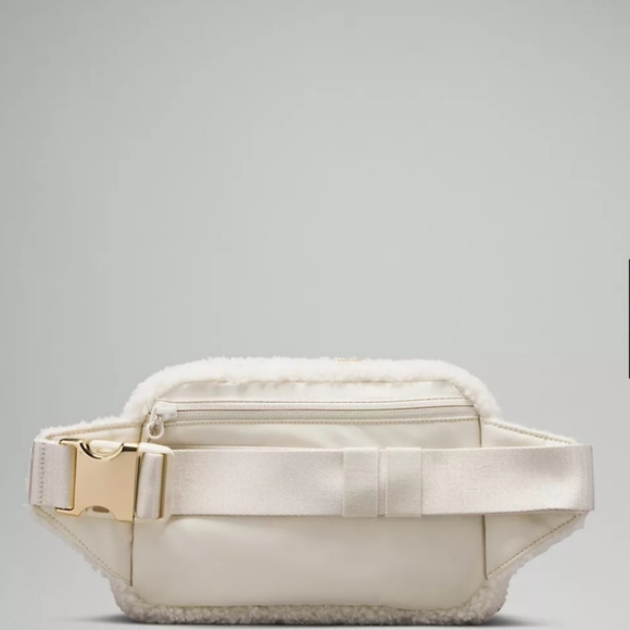 Everywhere Belt Bag Large 2L Fleece - Picture 9 of 10